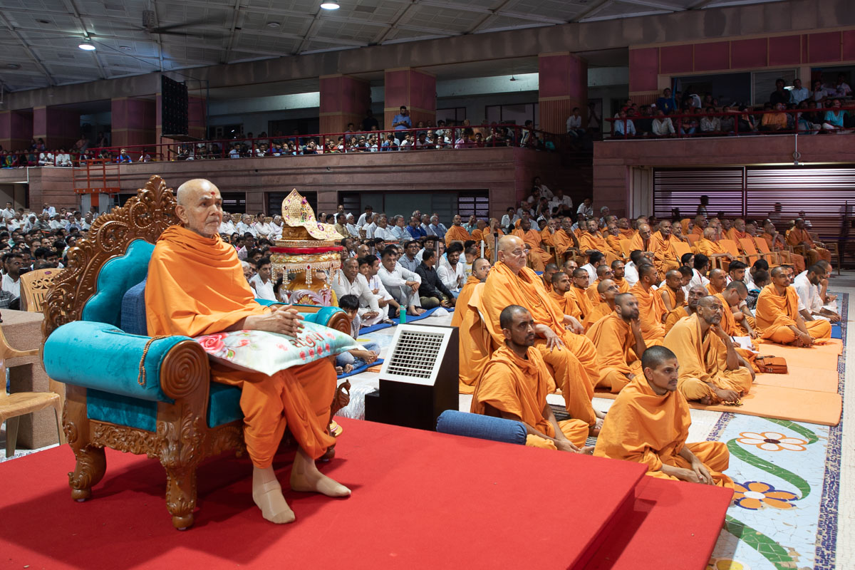 Swamishri, sadhus and devotees during the assembly