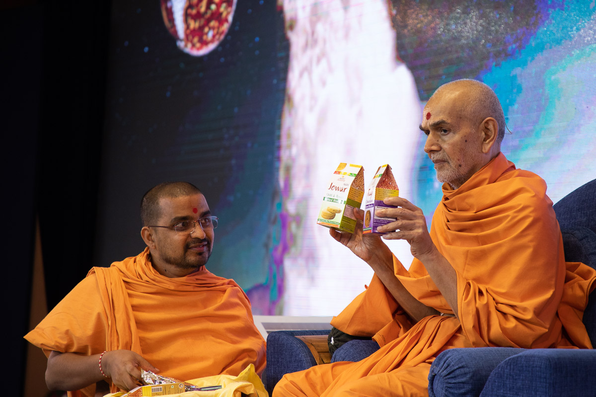 Swamishri inaugurates new BAPS Herbal Care products