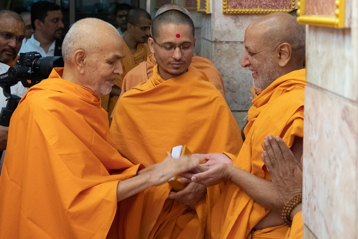 Swamishri blesses Dharmavatsal Swami