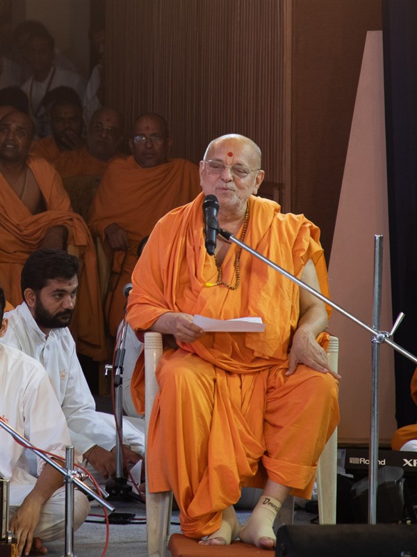 Pujya Ishwarcharan Swami sings kirtans in Swamishri's puja