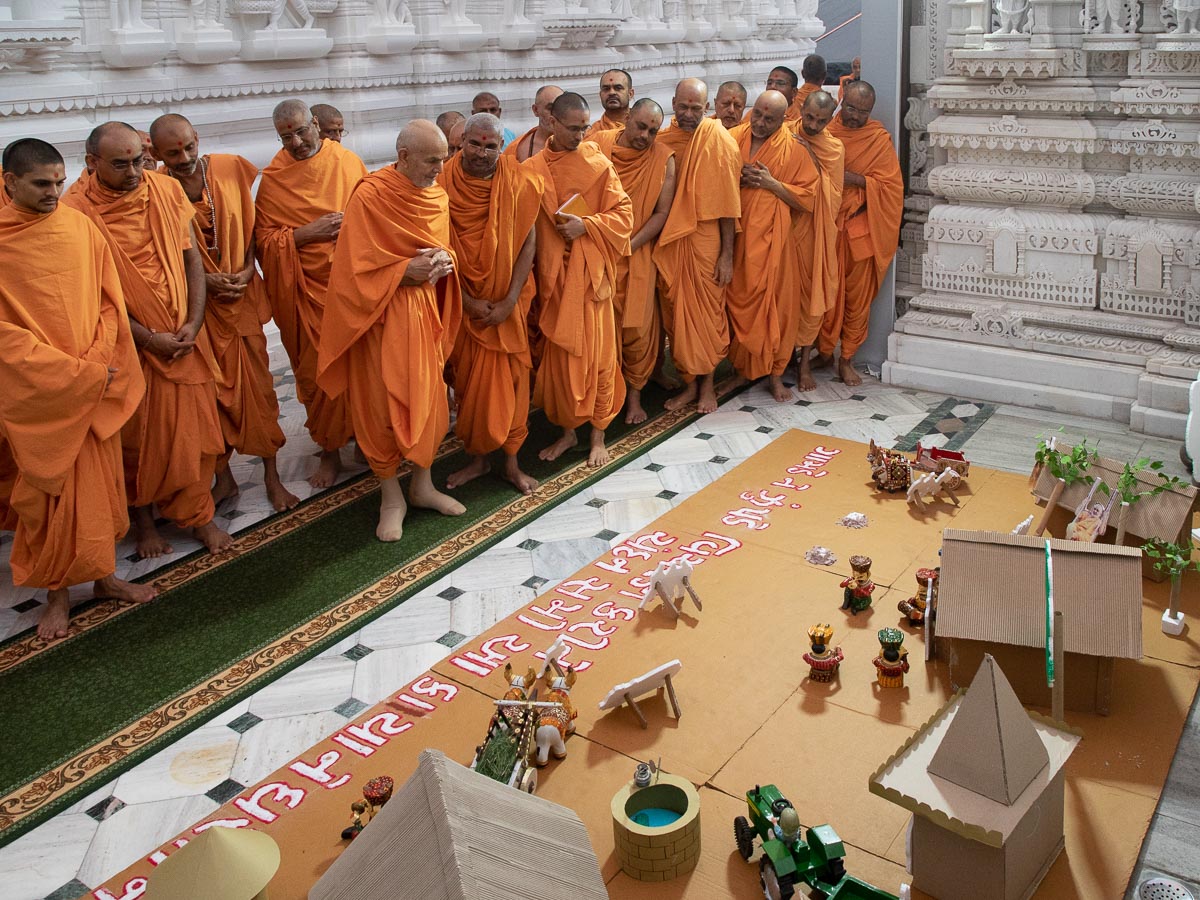 Swamishri observes the display