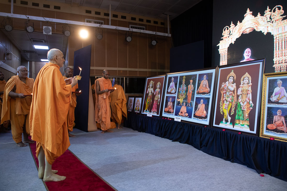 Swamishri and sadhus perform the pratishtha arti