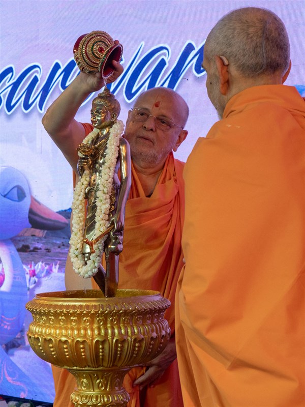Pujya Ishwarcharan Swami performs abhishek of Shri Nilkanth Varni