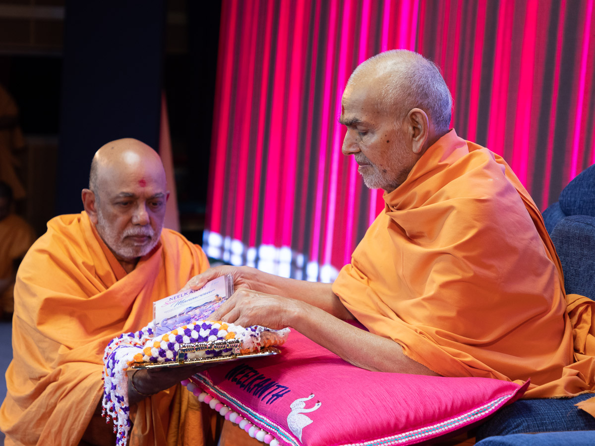 Swamishri inaugurates the DVD, 'Neelkanth and the Swans of Mansarovar'