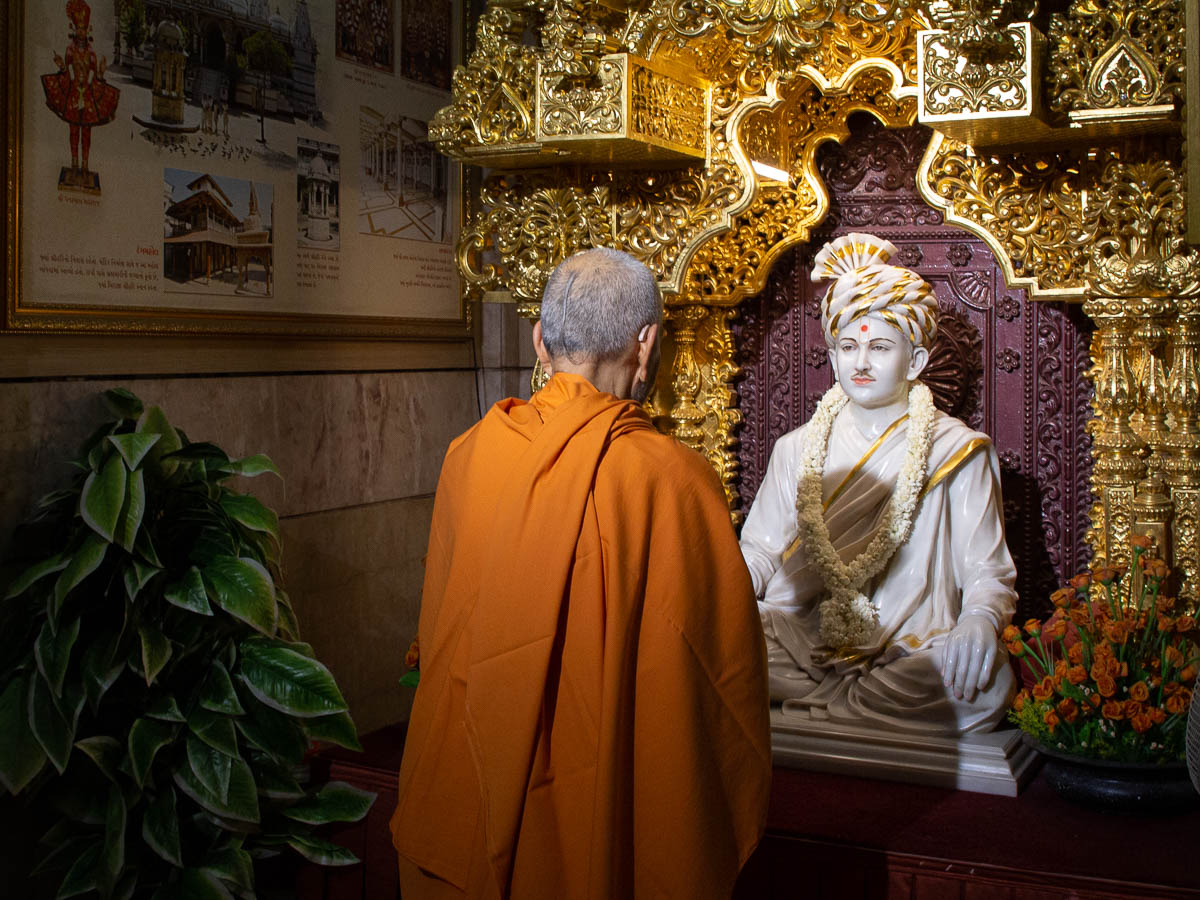 Param Pujya Mahant Swami Maharaj engrossed in darshan of Brahmaswarup Bhagatji Maharaj