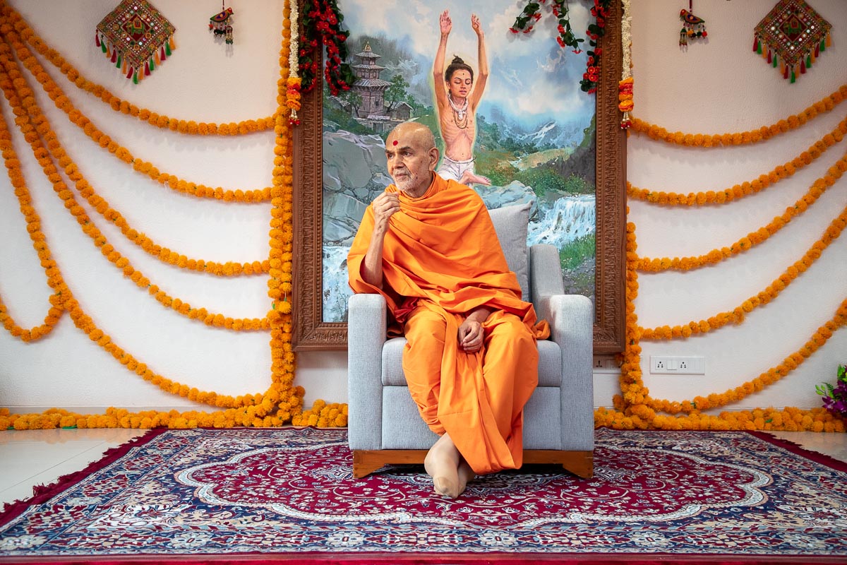 Swamishri listens to the prasang