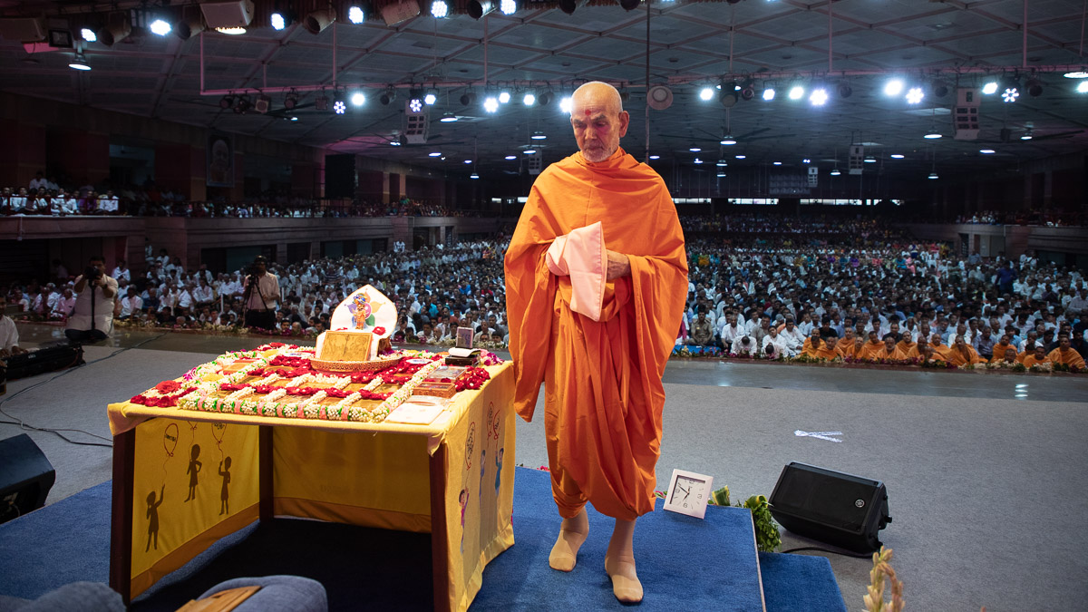 Swamishri performs pradakshina