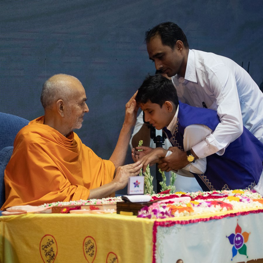 Swamishri blesses a blind child