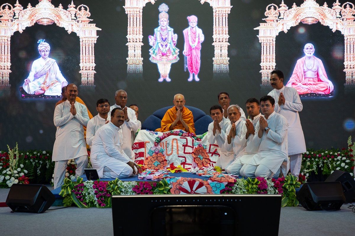 Karyakars honor Swamishri with a shawl