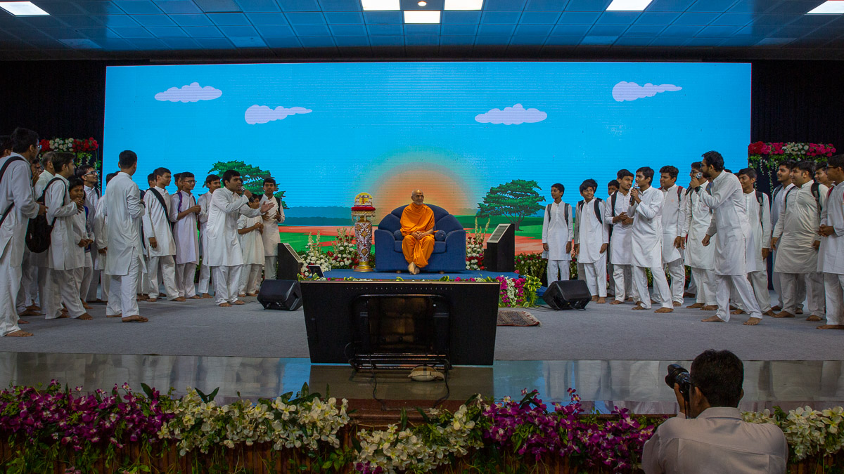 Karyakars present before Swamishri