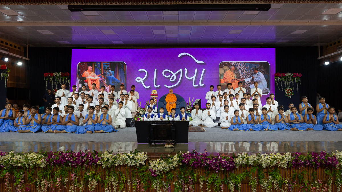 Children and karyakars with Swamishri