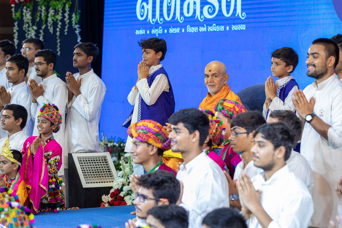 Children and karyakars with Swamishri