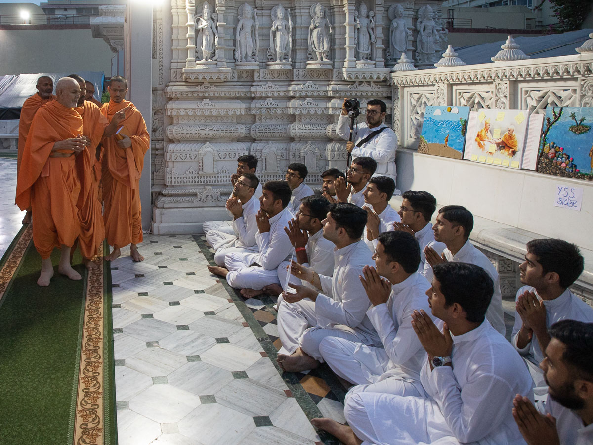 Yuva Sevak Sabha karyakars doing darshan of Swamishri in the mandir pradakshina