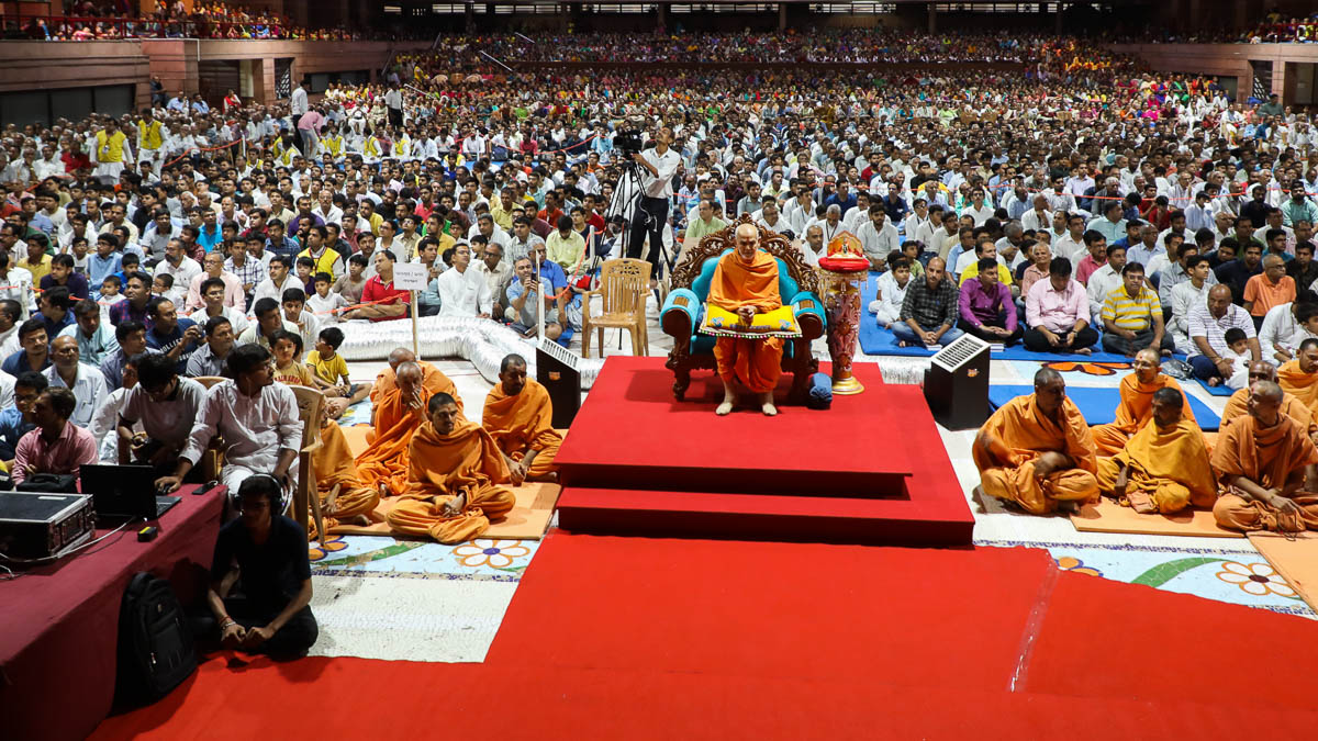 Swamishri and devotees during the assembly