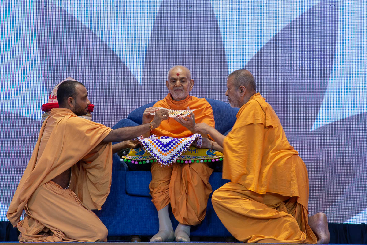 Swamishri inaugurates Swaminarayan Aksharpith rakhdis