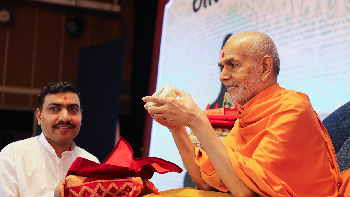 Swamishri inaugurates a new Swaminarayan Aksharpith scented wicks