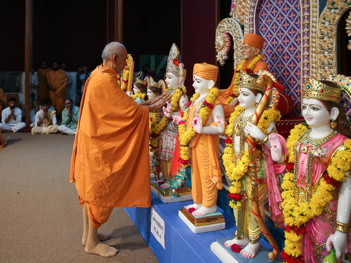 Mahant Swami Maharaj sanctifies the murtis of Coventry Mandir on 9 April 2019 in Sarangpur, India