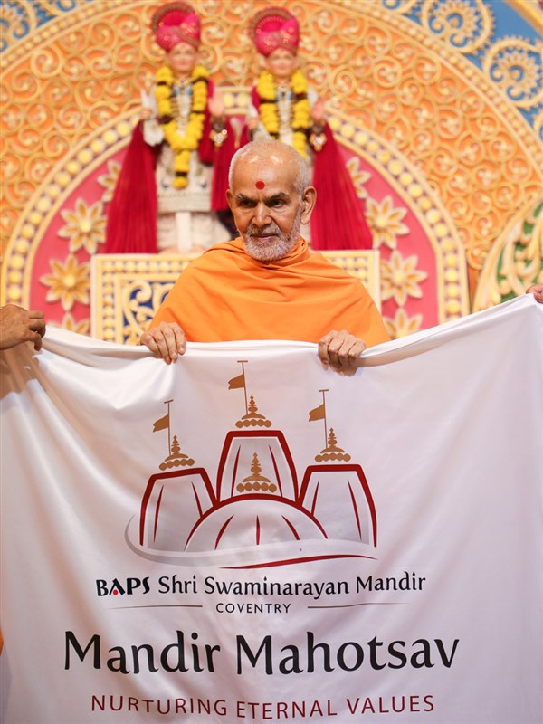 Swamishri blesses Coventry Mandir Mahotsav by accepting a decorative shawl