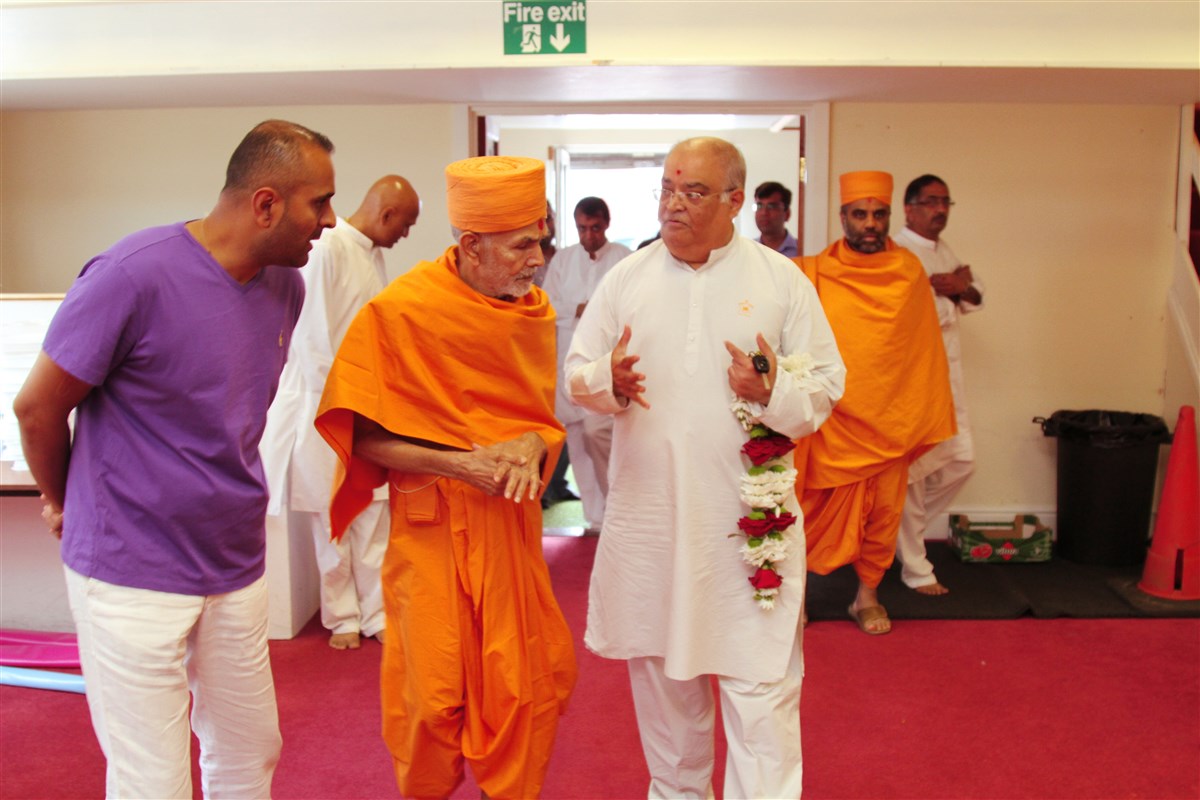 Mahant Swami Maharaj in Coventry, 2015
