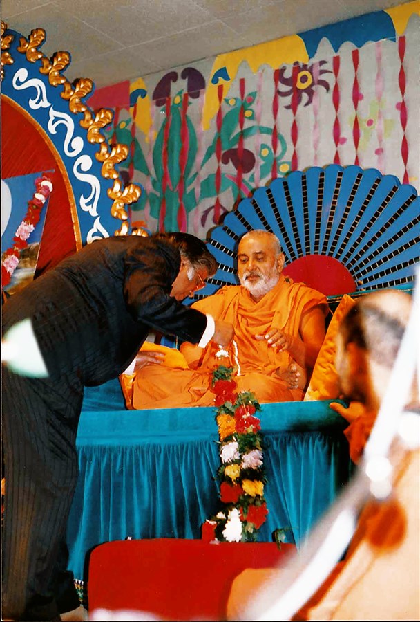 Pramukh Swami Maharaj in Coventry, 1988