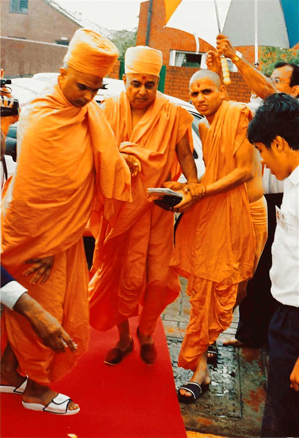 Pramukh Swami Maharaj in Coventry, 1990