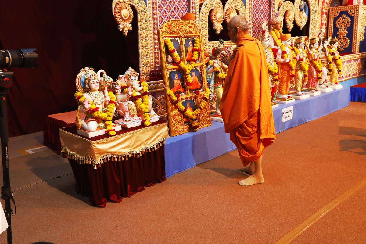Mahant Swami Maharaj sanctifies the murtis of Coventry Mandir on 9 April 2019 in Sarangpur, India