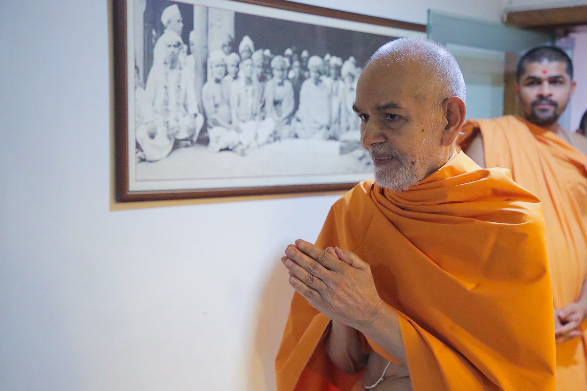 Param Pujya Mahant Swami Maharaj greets all with 'Jai Swaminarayan'