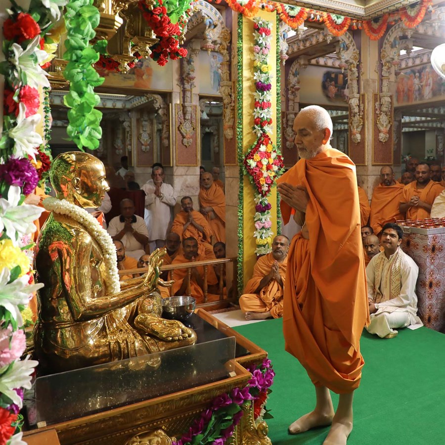 Swamishri engrossed in darshan  of Bhagwan Swaminarayan