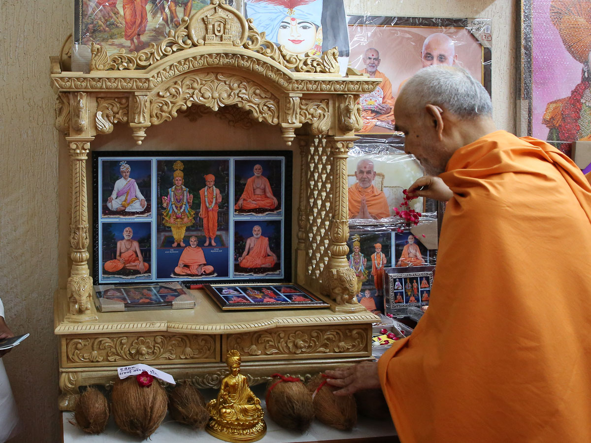 Swamishri sanctifies murtis and ghar mandirs