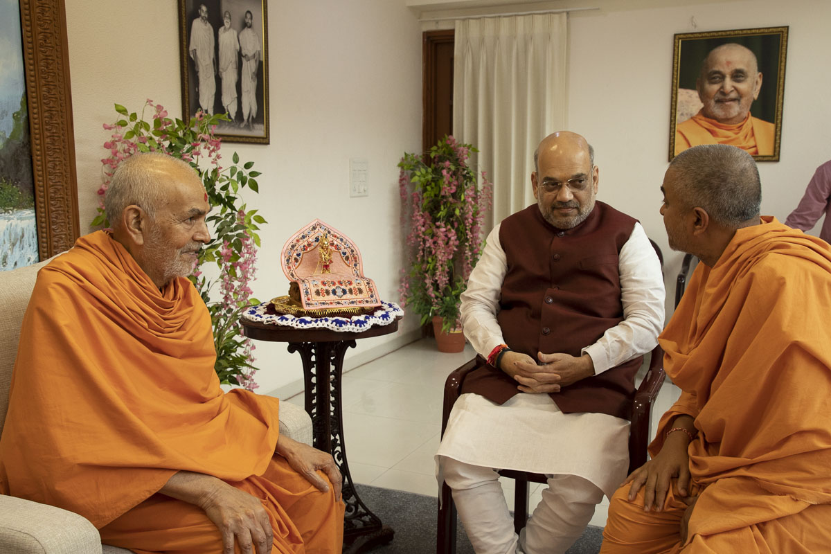 Shri Amit Shah in conversation with Swamishri
