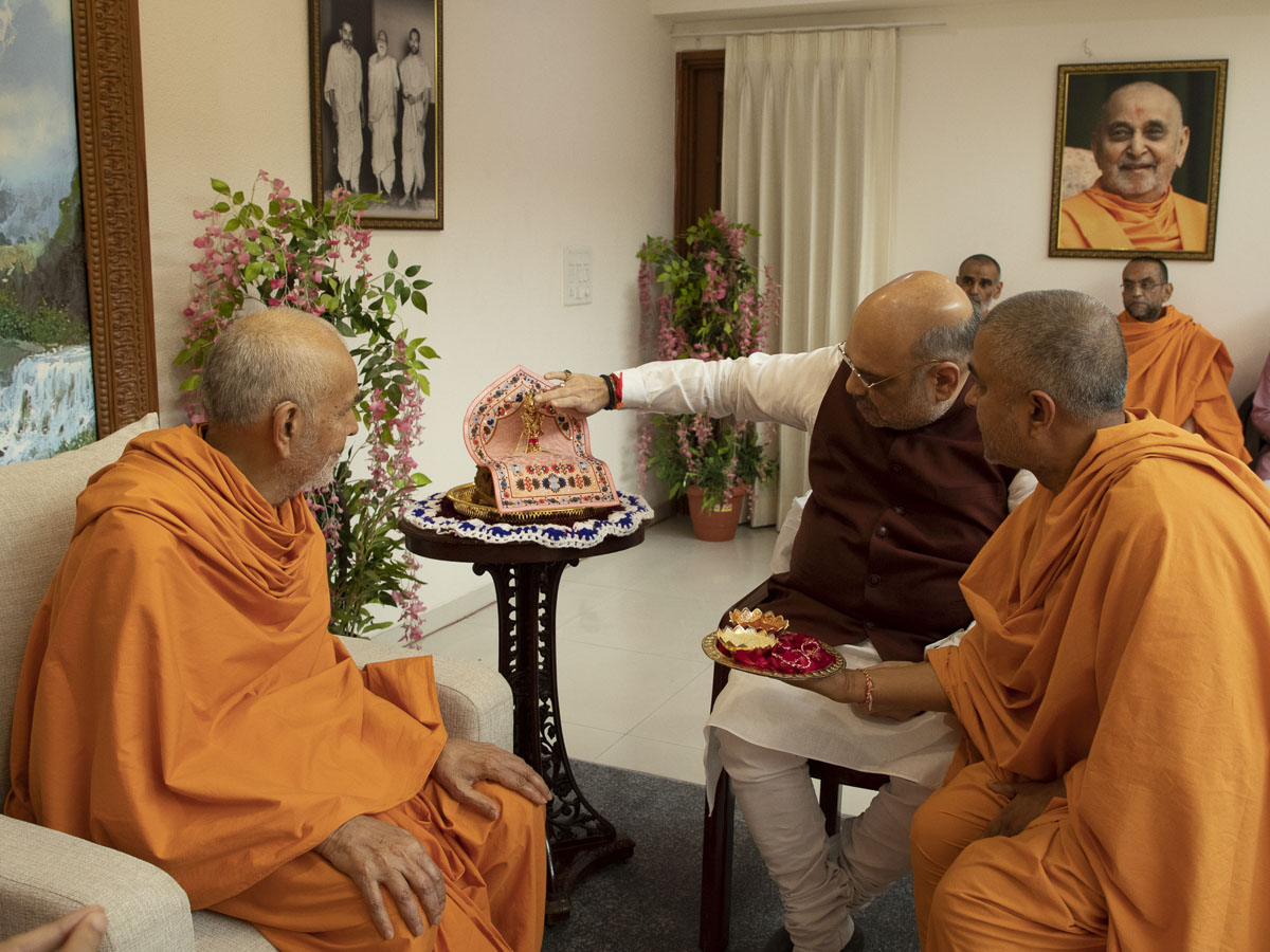 Shri Amit Shah performs pujan of Shri Harikrishna Maharaj