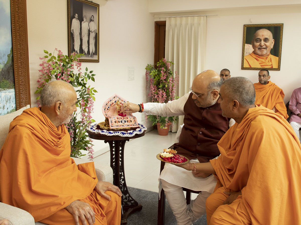 Shri Amit Shah performs pujan of Shri Harikrishna Maharaj
