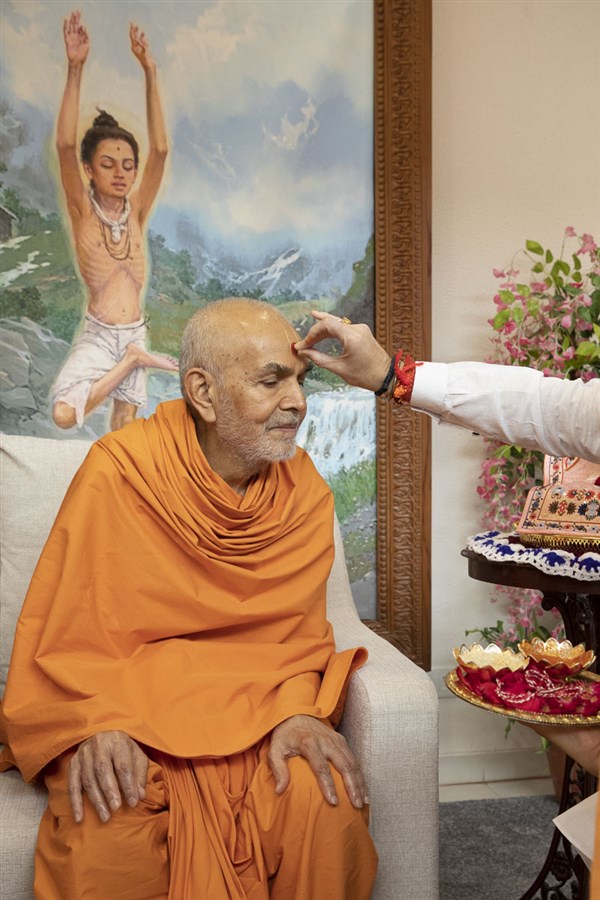Shri Amit Shah performs pujan of HH Mahant Swami Maharaj