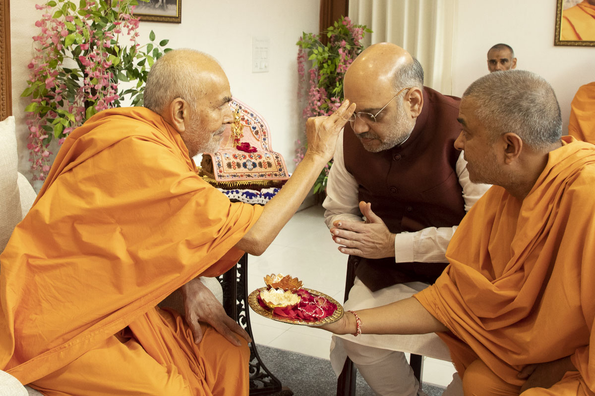 Shri Amit Shah with HH Mahant Swami Maharaj