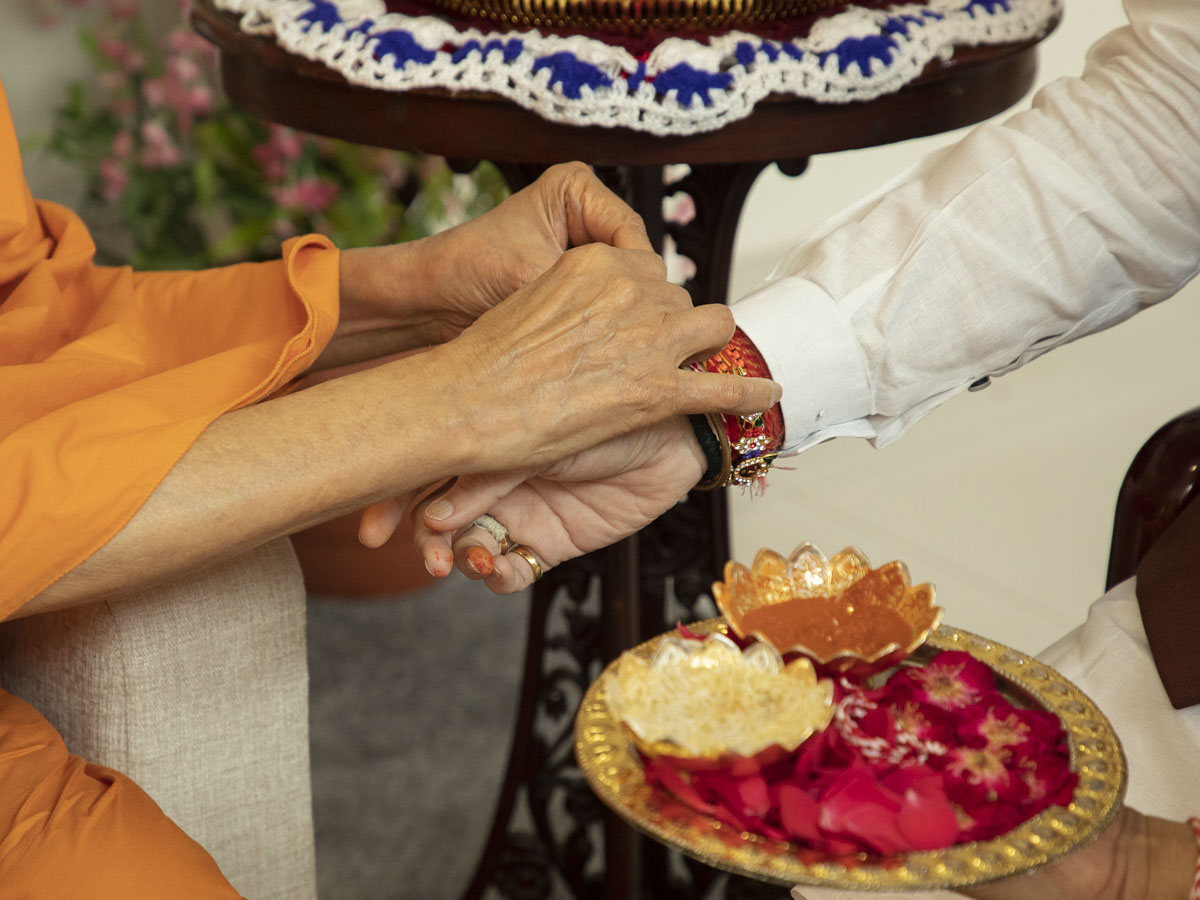 Swamishri ties a nadachhadi to Shri Amit Shah