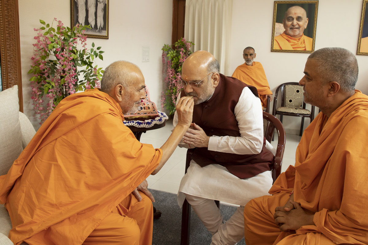 Swamishri offers sweets to Shri Amit Shah