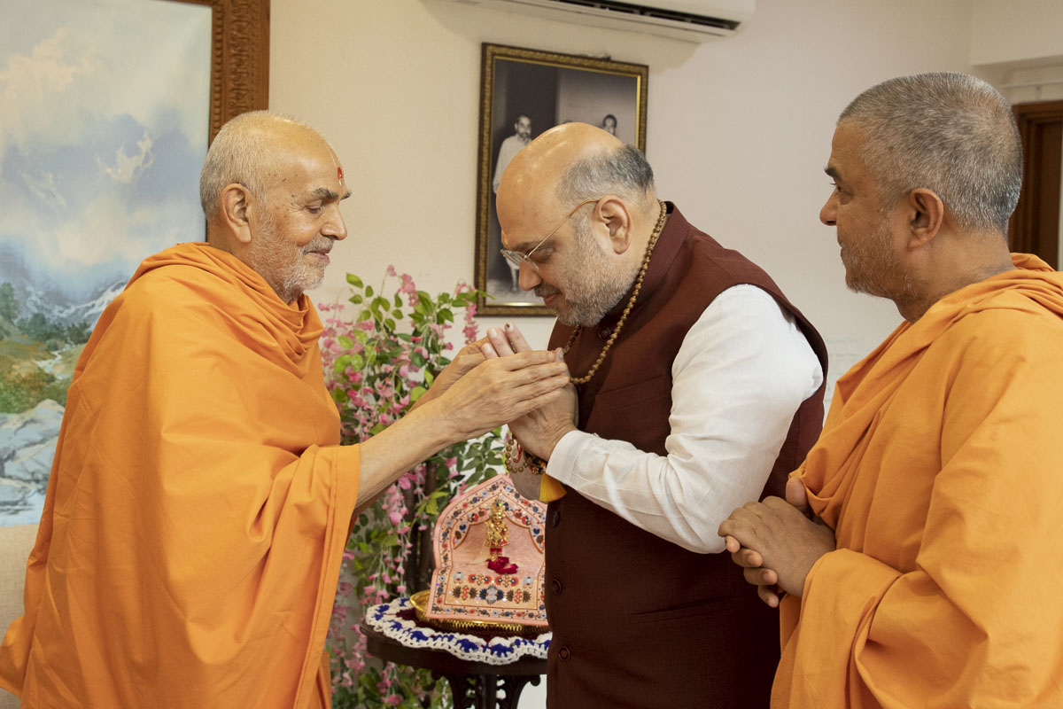 Swamishri blesses Shri Amit Shah