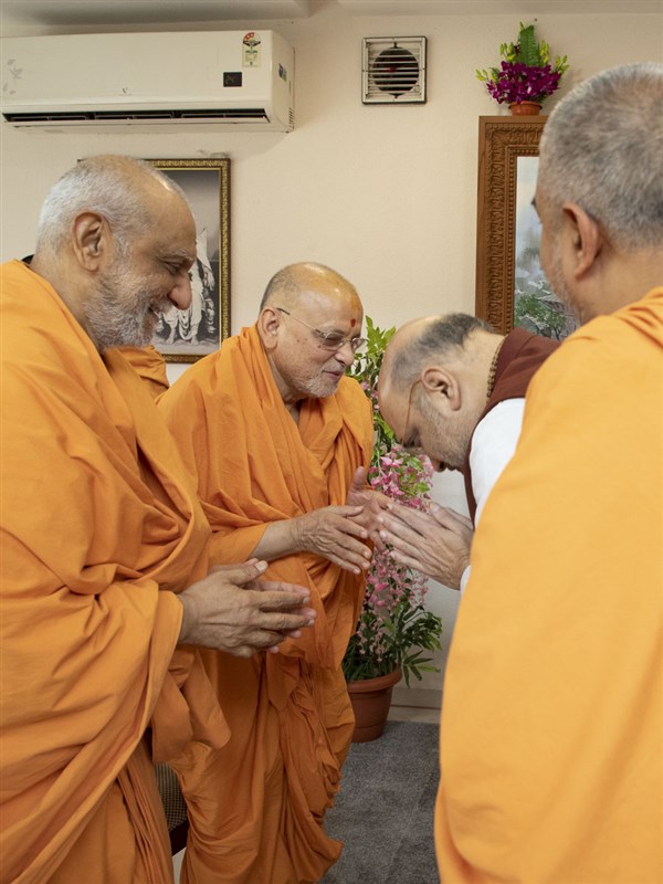Pujya Ishwarcharan Swami greets Shri Amit Shah