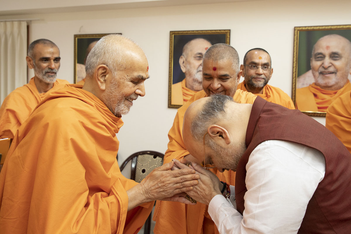 Swamishri blesses Shri Amit Shah