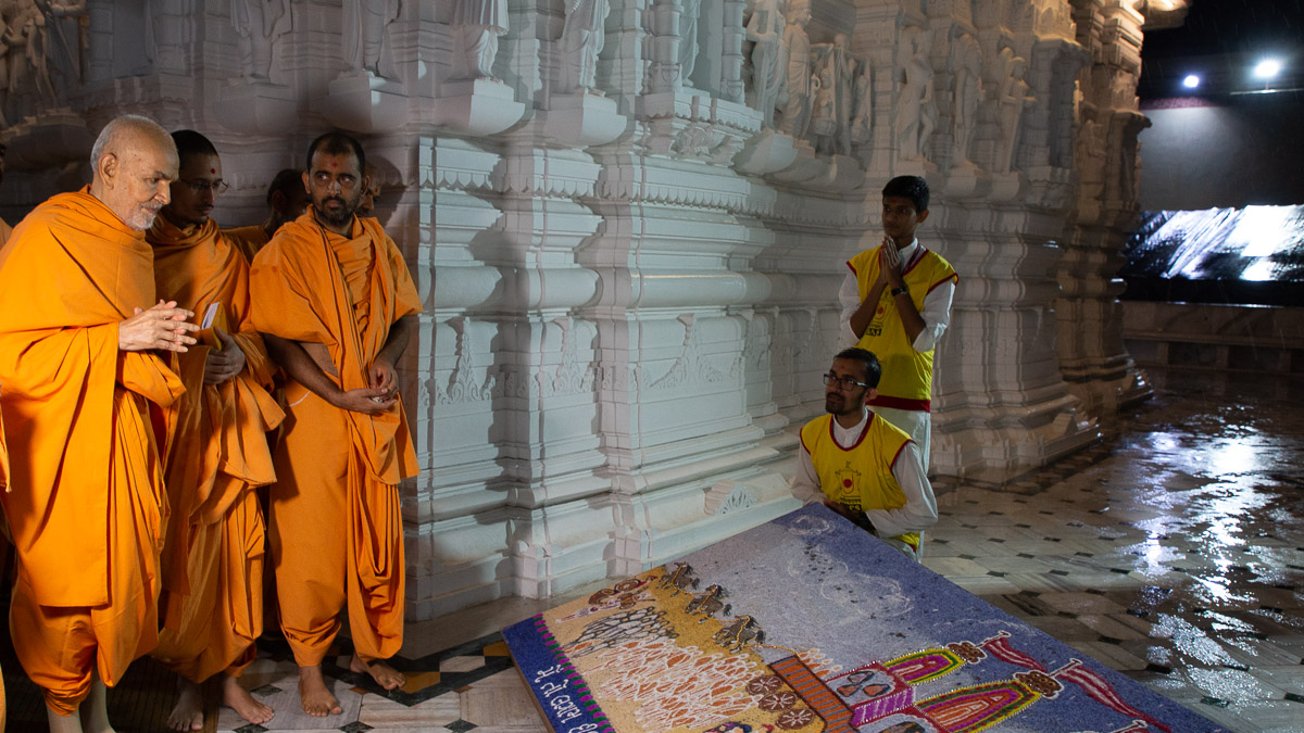 Swamishri observes a rangoli in the mandir pradakshina