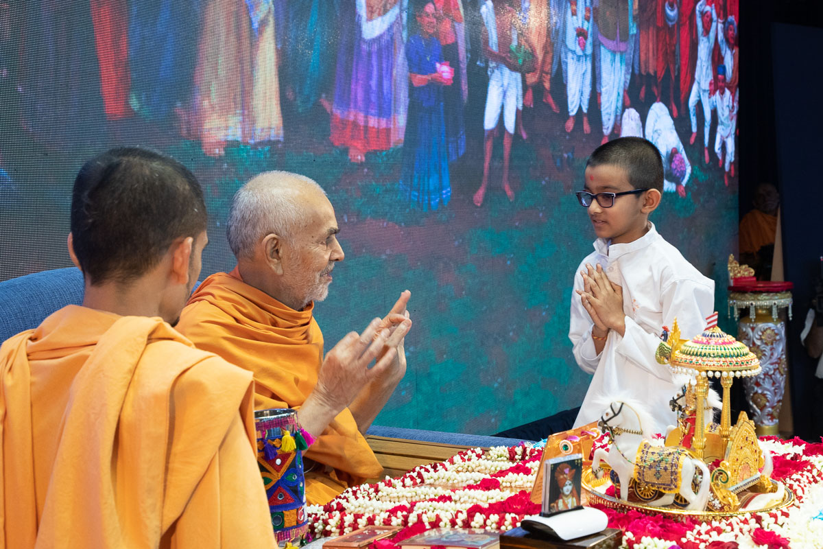 Swamishri blesses a child