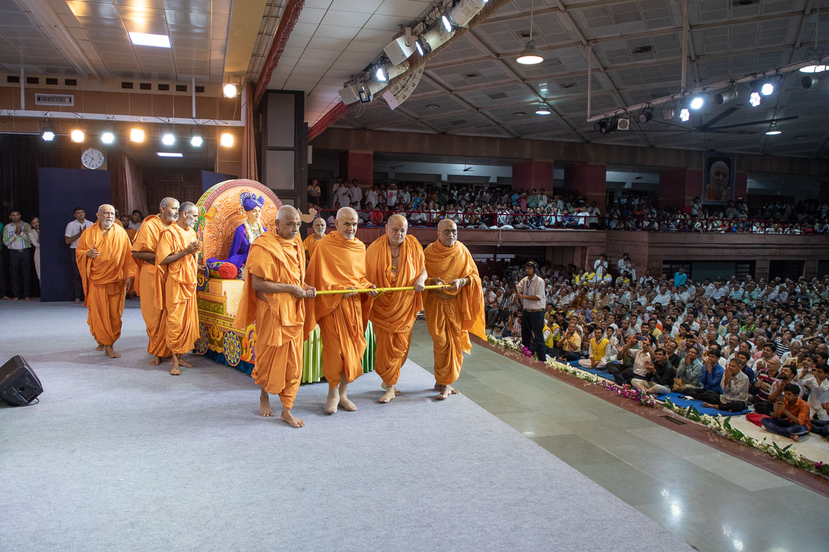 Swamishri, Pujya Ishwarcharan Swami and sadhus pull the chariot of Shri Harikrishna Maharaj and Bhagwan Swaminarayan to celebrate the Rathyatra festival