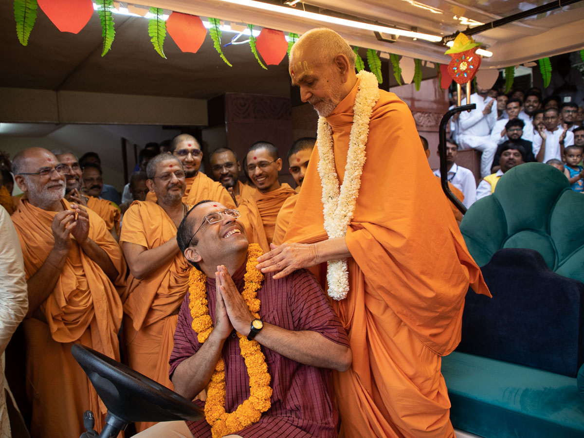 Swamishri blesses a volunteer