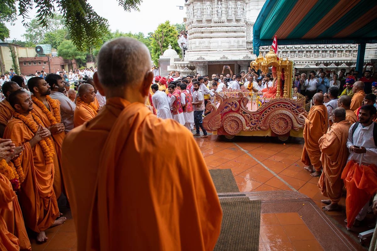 Swamishri observes Rathyatra procession in the mandir grounds