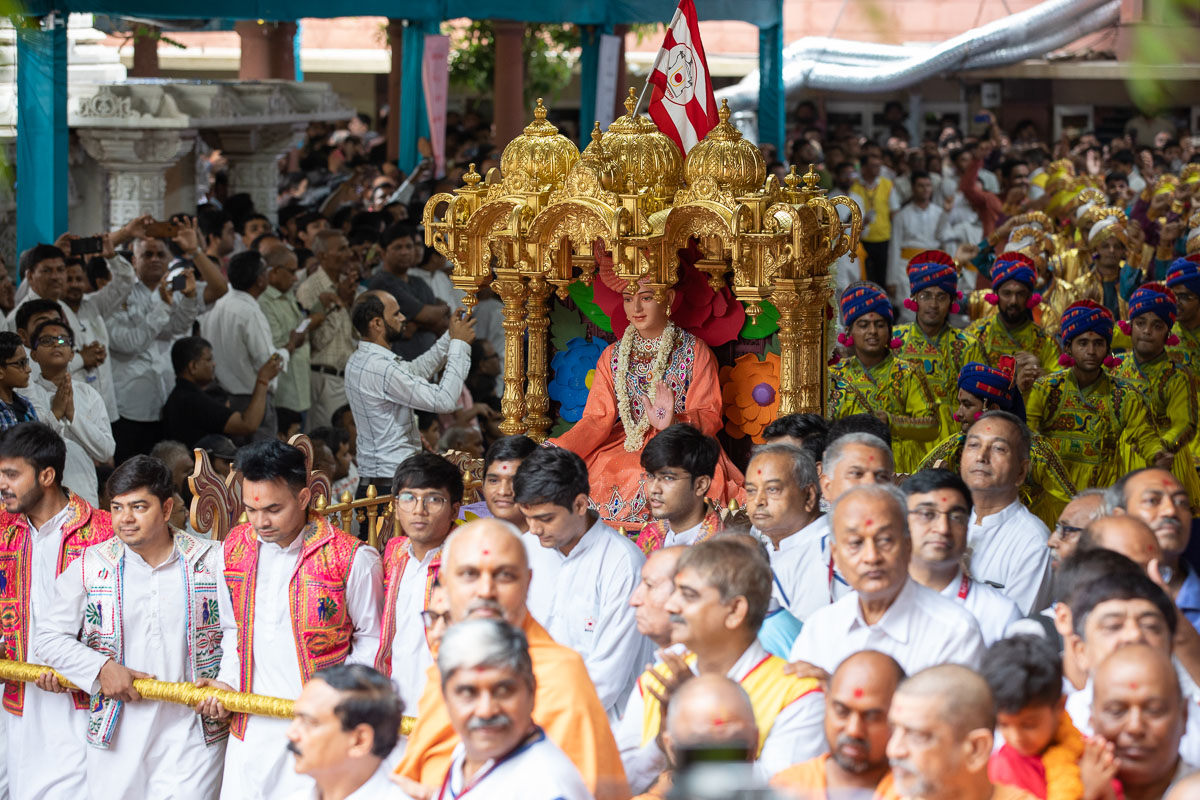 Youths pull the chariot of Bhagwan Swaminarayan