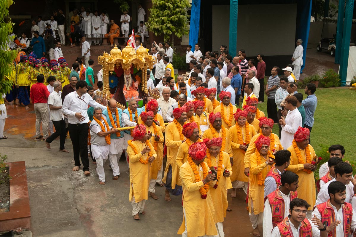 Devotees pull the chariot of Bhagwan Swaminarayan