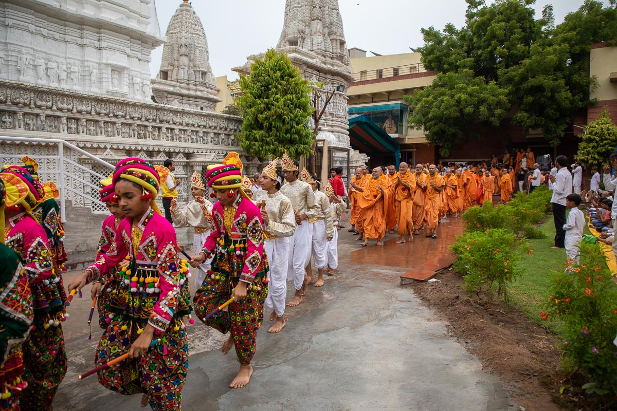 Children and sadhus during the Rathyatra procession