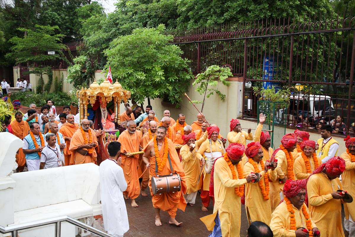 Sadhus pull the chariot of Bhagwan Swaminarayan