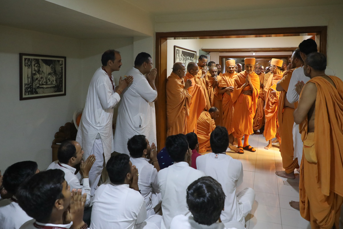 Swamishri greets all with 'Jai Swaminarayan' before departing from Ahmedabad in the afternoon