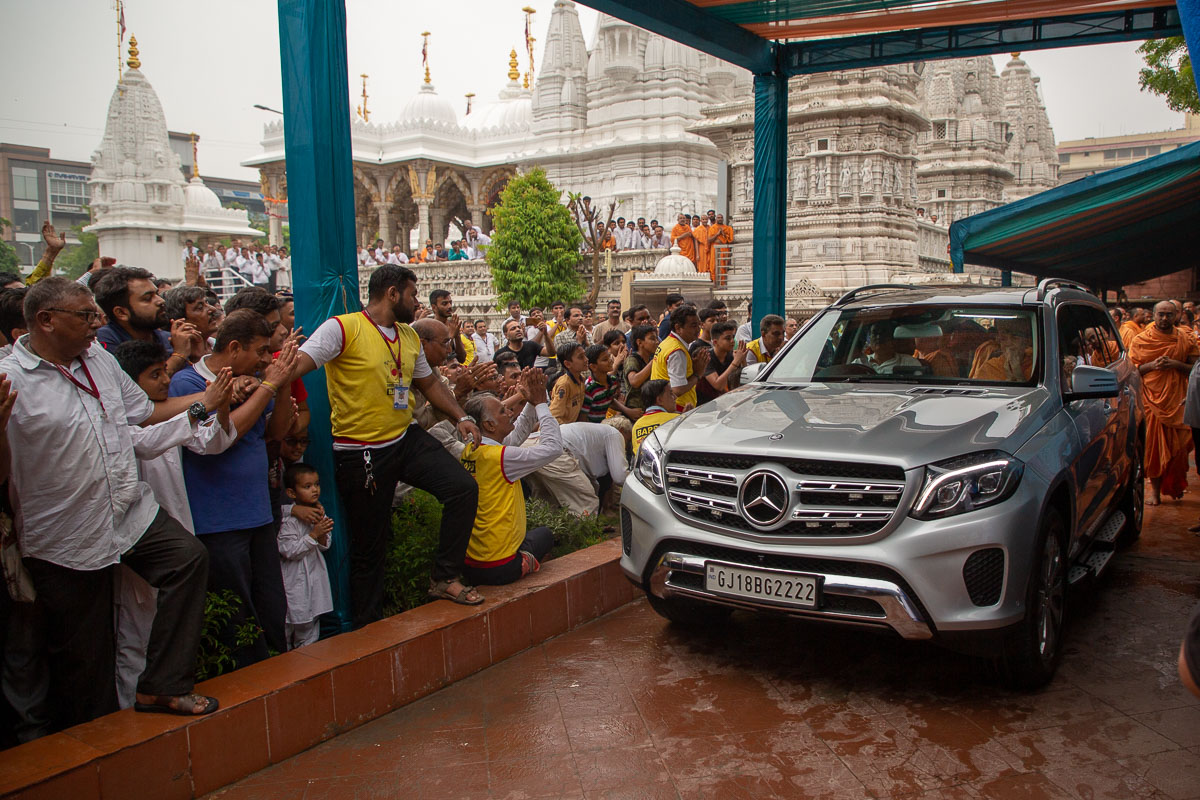 Swamishri departs from BAPS Shri Swaminarayan Mandir, Ahmedabad